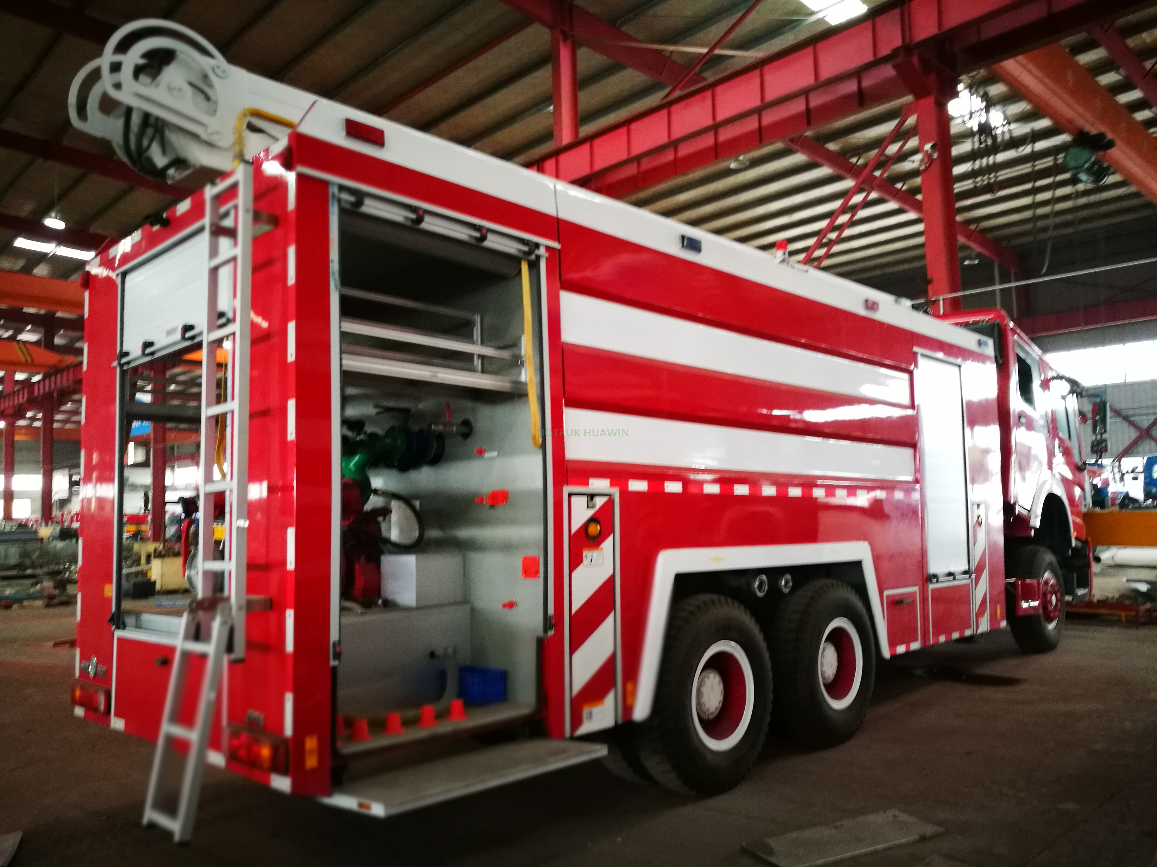 Camion de lutte contre l'incendie SINOTRUK HOWO 6 × 4