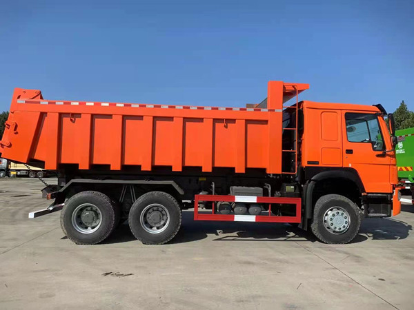 Camion de benne basculante centrale à Nacala