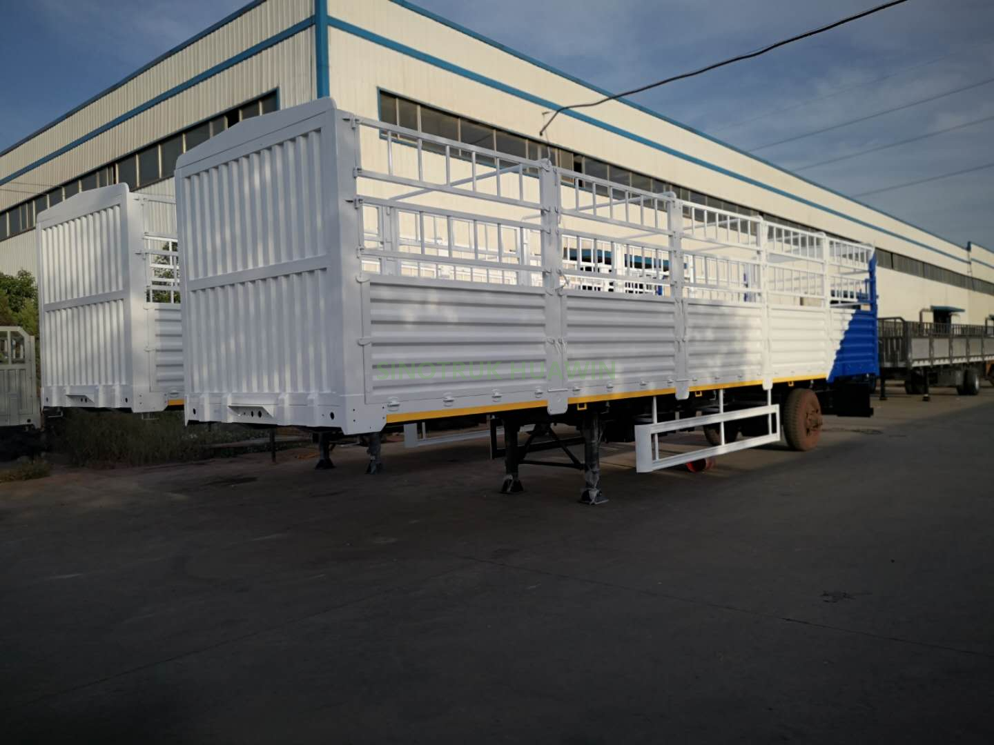 Semi-remorque d'entrepôt SINOTRUK 40FT 3 essieux