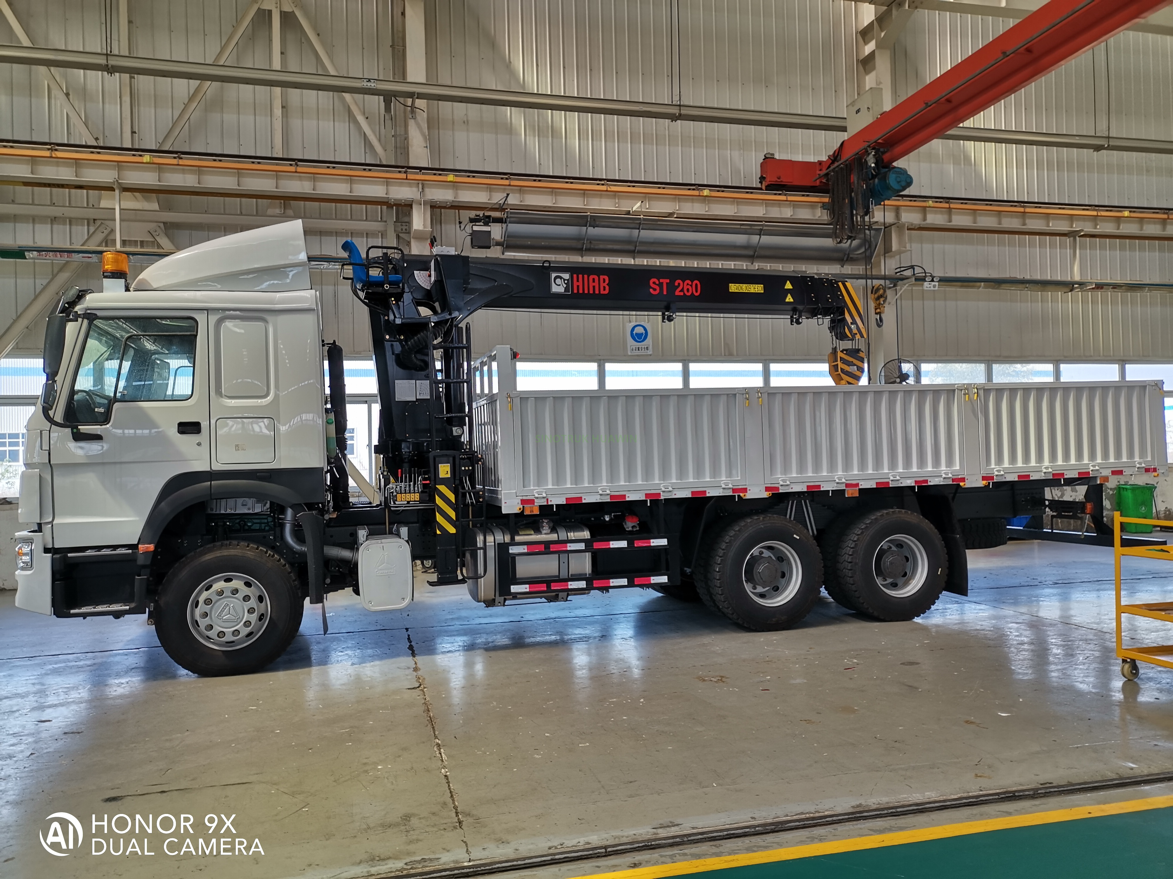 Camion HOWO 6x4 avec grue XCMG 14T